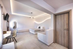 Santorinn Suites Fira的电视和/或娱乐中心