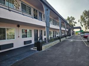 an empty street in front of a building at Flamingo Inn in Rosemead