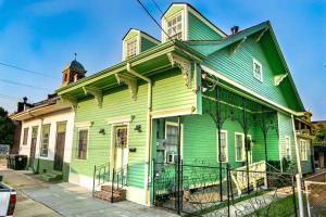 an old green house with a green roof at Mandeville Creole Cottage - 3 bed-2 bath in New Orleans
