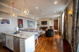 Η κουζίνα ή μικρή κουζίνα στο The Frenchman 2bed - 2 bath +7 φωτογραφίες