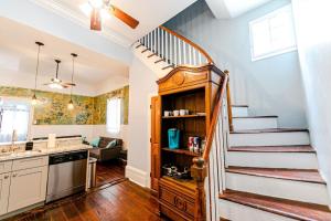 eine Küche und ein Wohnzimmer mit einer Wendeltreppe in der Unterkunft Ursulines Historic Creole Cottage- Steps to Qtr -E in New Orleans