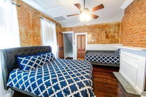 ein Schlafzimmer mit einem Bett und einem Deckenventilator in der Unterkunft Ursulines Historic Creole Cottage- Steps to Qtr -E in New Orleans + 13 Fotos