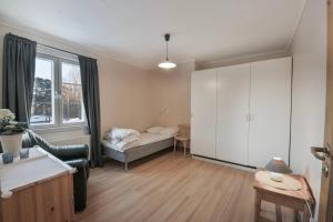 Postel nebo postele na pokoji v ubytování Central 2 room apartment in Junsele
