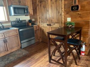 Η κουζίνα ή μικρή κουζίνα στο Roaring Fork Retreat by Olde Gatlinburg Rentals +4 φωτογραφίες