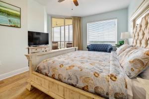 Ένα ή περισσότερα κρεβάτια σε δωμάτιο στο Pensacola Condo Rental with Beach Club and Pool Access +28 φωτογραφίες