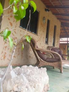 a wicker chair in a room with a window at Ocaso Cerrdo chalé in Alto Paraíso de Goiás
