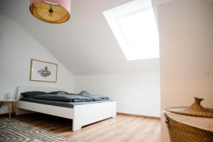 ein Schlafzimmer mit einem Bett und einer Uhr an der Wand in der Unterkunft Quiet Apartment - 74qm - 2 Bedrooms - 3 Beds in Limburg an der Lahn