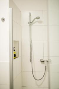 eine Dusche im Bad mit weißen Fliesen in der Unterkunft Quiet Apartment - 74qm - 2 Bedrooms - 3 Beds in Limburg an der Lahn + 28 Fotos