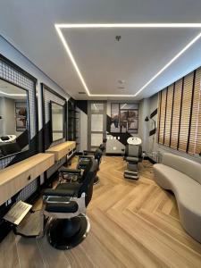 una sala de estar con sillas y escritorios y una habitación con en Paraíso SPA only with Pool and Sauna TOP !, en São Paulo