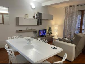 Una televisión o centro de entretenimiento en La Casina Delle Api