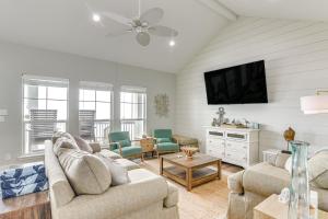 un soggiorno con 2 divani e una TV di Oceanfront Crystal Beach Vacation Home with Deck! a Crystal Beach