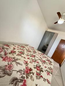 Postel nebo postele na pokoji v ubytování Pé Na Areia Praia do Maracanã II