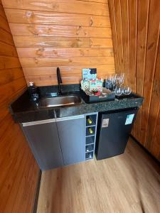 MartinsにあるixBungalowsのキッチン(シンク、カウンター、ワイングラス付)