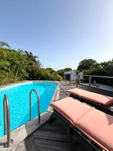 Bazén v ubytování Gîtes Les Bienheureux - Piscine, Hamak, Terrasse nebo v jeho okolí