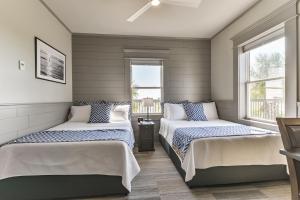 Ένα ή περισσότερα κρεβάτια σε δωμάτιο στο Harborwalk Lodge