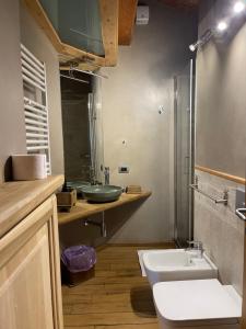 Un baño con dos lavabos y una ducha y un inodoro. en LTHorses & Dreams, en La Thuile 36 fotos más