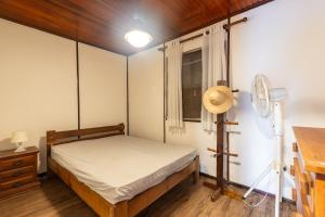 - une chambre avec un lit, un ventilateur et une fenêtre dans l'établissement Chácara pé n'água, 80 km de SP, piscina e spa aquecido, à São Paulo 94 autres photos