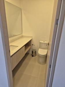 Ένα μπάνιο στο Hermoso aparta-suite