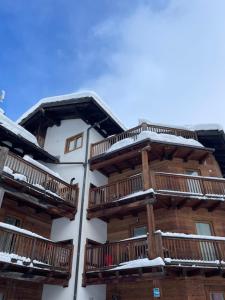 Un edificio con balcones de madera en los laterales. en LTHorses & Dreams, en La Thuile