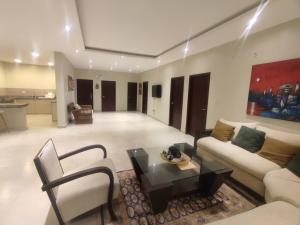 a living room with a couch and a coffee table at Departamento al pie del mar con hermosa vista in Cautivo