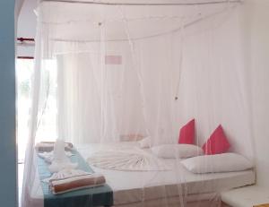Letto o letti in una camera di Helios Beach Resort