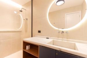 un baño con lavabo y espejo en 3Hab Conforto: 100m de la Playa Copacabana-Ipanema, en Río de Janeiro