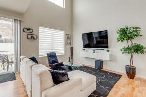 オーロラにある6 Mi to DIA Denver Home with Fenced Yard and Fire Pitの白いソファとテレビのあるリビングルーム