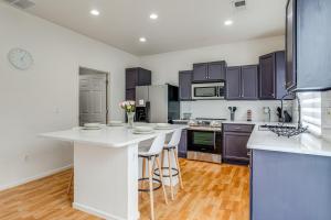 オーロラにある6 Mi to DIA Denver Home with Fenced Yard and Fire Pitのキッチン(白いカウンタートップ、紫色のキャビネット付)