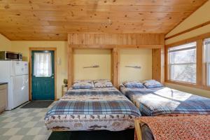 Postel nebo postele na pokoji v ubytování Pet-Friendly Smoky Mountain Cabin Hunt and Fish!