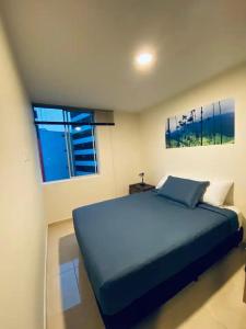 En eller flere senge i et værelse på Apartamento con parqueadero incluido Armenia