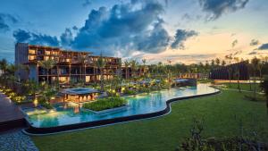 Bazén v ubytování Hotel Indigo Bintan Lagoi Beach by IHG nebo v jeho okolí