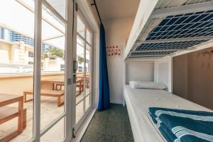 Ένα ή περισσότερα κρεβάτια σε δωμάτιο στο Maze Backpackers - Gold Coast - Free Dinners