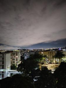 vista sulla città di notte di Casa próxima ao estádio do Atlético mg a Belo Horizonte
