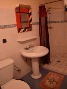 A bathroom at Le Karite Bleu