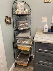 UxbridgeZen-Designed Guest Suite with PRIVATE 2-mile Trail Loop的相册照片