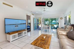 贝尔拉拉Keith's on Sylvan Beach, 1 of the 3 most popular units on Bribie的配有大屏幕平板电视的客厅
