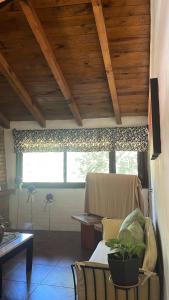 Una sala de estar con un sofá y una ventana. en Cabaña Linda vista, en Mazamitla