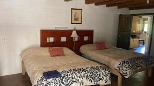 una habitación con dos camas en una habitación en Cabaña Linda vista, en Mazamitla