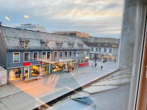 vista su una strada cittadina con edifici e persone di Trondheim City Stay a Trondheim