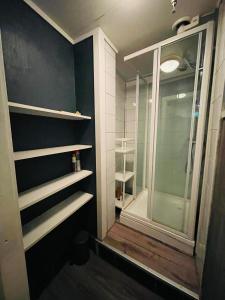 un bagno con cabina doccia accanto a una finestra di Trondheim City Stay a Trondheim
