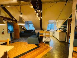 un soggiorno con un divano e un tavolo di Trondheim City Stay a Trondheim Altre 9 foto