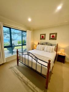 Ένα ή περισσότερα κρεβάτια σε δωμάτιο στο Lichen Villa Bay of Fires