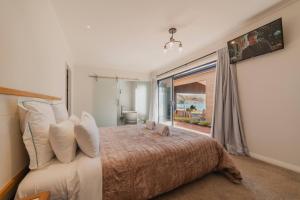 A bed or beds in a room at Cedar Sky - 3BR Near Lake Tekapo and Mt John