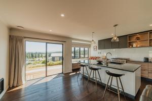 A kitchen or kitchenette at Cedar Sky - 3BR Near Lake Tekapo and Mt John Még 37 kép
