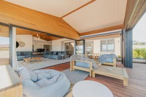 A seating area at Cedar Sky - 3BR Near Lake Tekapo and Mt John