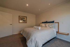 A bed or beds in a room at Cedar Sky - 3BR Near Lake Tekapo and Mt John