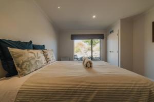 A bed or beds in a room at Cedar Sky - 3BR Near Lake Tekapo and Mt John