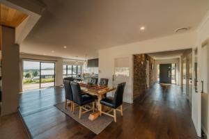 A seating area at Cedar Sky - 3BR Near Lake Tekapo and Mt John