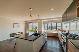 A kitchen or kitchenette at Cedar Sky - 3BR Near Lake Tekapo and Mt John