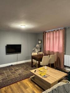 TV a/nebo společenská místnost v ubytování studio flat very closeLHR to LHR